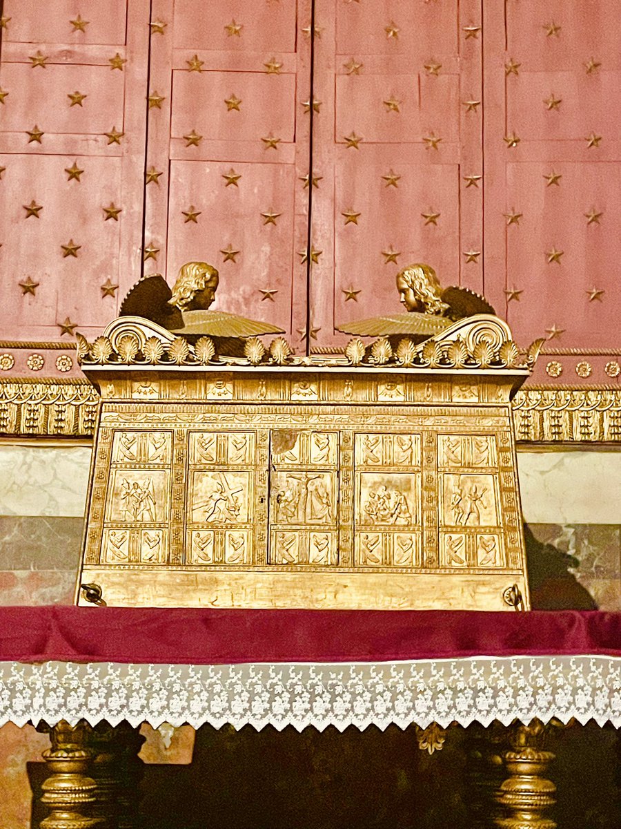 GalliaChrist83's tweet photo. : La chapelle de la communion nous présente un reconstruction de
l’Arche de l’Alliance. Maintenant elle est un tabernacle qui garde à
l’intérieur de lui la présence réelle de Dieu dans la Nouvelle Alliance, dans laquelle des
chérubins dorés protègent le mystère eucharistique. https://t.co/BHP4MEnIrs