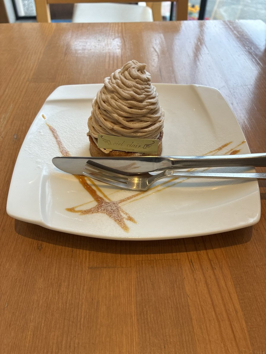 toragusu's tweet photo. 余りにもお疲れで、そのまま家に帰りたく無かったので(笑)何時もの隠れ家に避難して来ました。
かき氷にしようか迷いましたが、ポンポン冷え過ぎても嫌なので、桃のスムージーとモンブランにしました。
今、和歌山の桃の直売所は、県外ナンバーでフィーバーしてますよ🤣 https://t.co/P9eBPPCesw