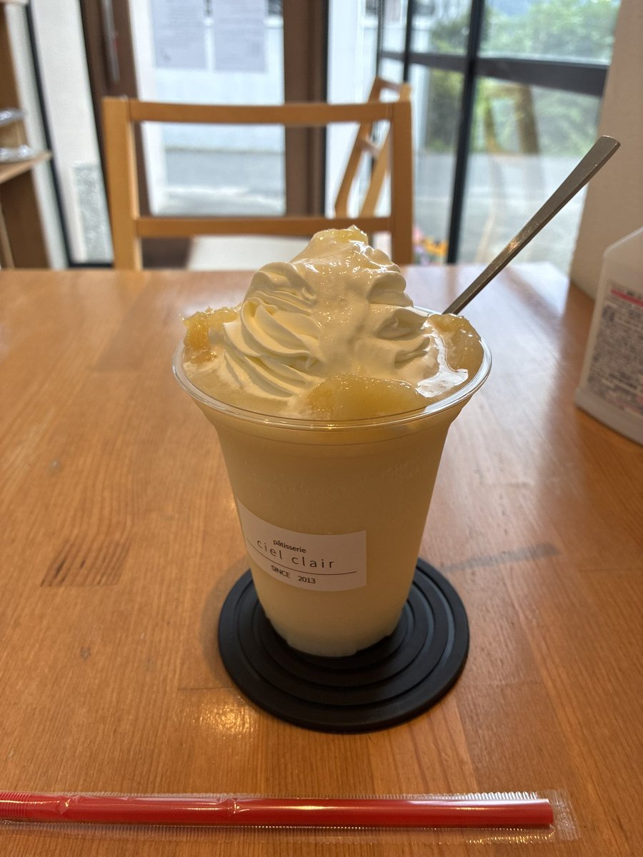 toragusu's tweet photo. 余りにもお疲れで、そのまま家に帰りたく無かったので(笑)何時もの隠れ家に避難して来ました。
かき氷にしようか迷いましたが、ポンポン冷え過ぎても嫌なので、桃のスムージーとモンブランにしました。
今、和歌山の桃の直売所は、県外ナンバーでフィーバーしてますよ🤣 https://t.co/P9eBPPCesw
