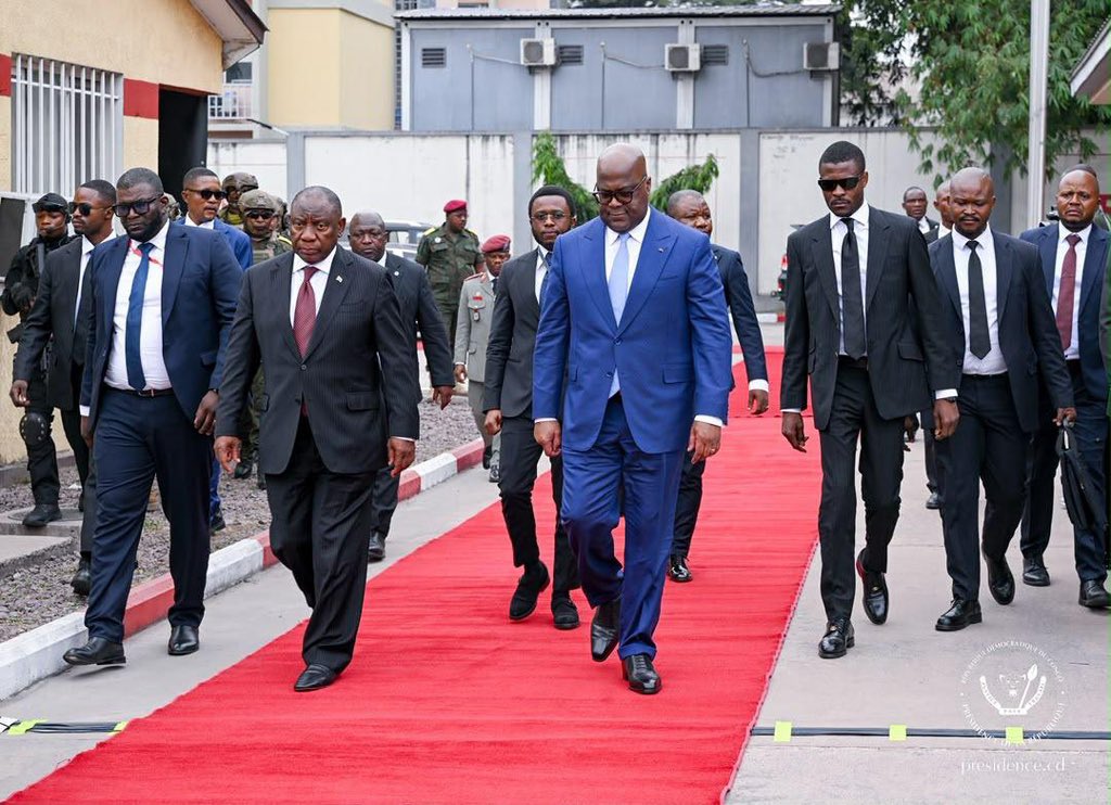 MinSanteRDC's tweet photo. Le Président de la République, Félix-Antoine Tshisekedi Tshilombo, et son homologue sud-africain, Cyril Ramaphosa, ont effectué une visite de travail consacrée au renforcement de la coopération dans la lutte contre l’épidémie d’Ebola. Le Ministre de la Santé Publique, Hygiène et Prévoyance Sociale, le Dr Roger Samuel Kamba, a pris part à cette importante séquence aux côtés des deux Chefs d’État.

Les échanges ont mis en avant la nécessité d’une riposte africaine coordonnée, fondée sur la coopération sanitaire transfrontalière, tout en soulignant l’impact de l’insécurité dans l’Est de la RDC sur la prévention, la surveillance épidémiologique et l’accès aux soins. Le Président Ramaphosa a plaidé pour un cessez-le-feu humanitaire, rappelant que la fermeture des frontières ne constitue pas une réponse appropriée.

La délégation a ensuite visité l’Institut national de recherche biomédicale (INRB), où ont été présentés les dispositifs de détection et de riposte contre Ebola. Cette visite a permis de mettre en lumière les capacités scientifiques et techniques de la RDC ainsi que l’importance du partenariat entre les États africains pour renforcer la sécurité sanitaire du continent.