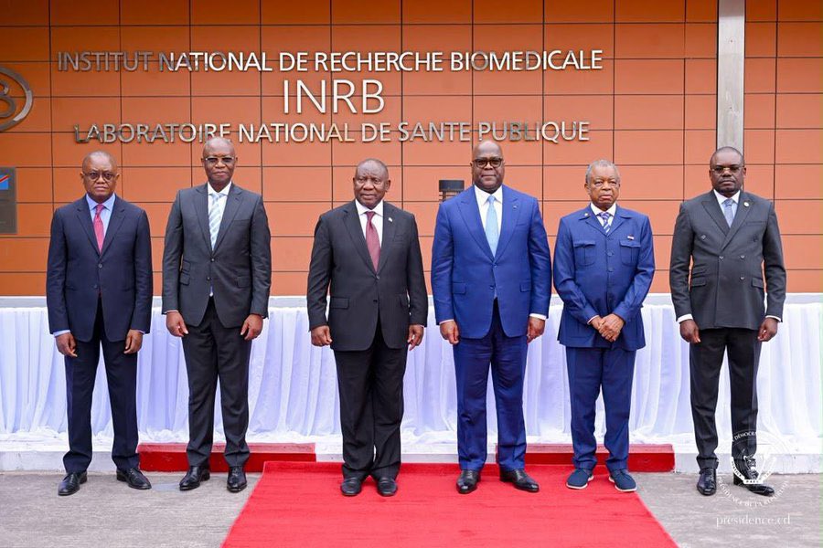 MinSanteRDC's tweet photo. Le Président de la République, Félix-Antoine Tshisekedi Tshilombo, et son homologue sud-africain, Cyril Ramaphosa, ont effectué une visite de travail consacrée au renforcement de la coopération dans la lutte contre l’épidémie d’Ebola. Le Ministre de la Santé Publique, Hygiène et Prévoyance Sociale, le Dr Roger Samuel Kamba, a pris part à cette importante séquence aux côtés des deux Chefs d’État.

Les échanges ont mis en avant la nécessité d’une riposte africaine coordonnée, fondée sur la coopération sanitaire transfrontalière, tout en soulignant l’impact de l’insécurité dans l’Est de la RDC sur la prévention, la surveillance épidémiologique et l’accès aux soins. Le Président Ramaphosa a plaidé pour un cessez-le-feu humanitaire, rappelant que la fermeture des frontières ne constitue pas une réponse appropriée.

La délégation a ensuite visité l’Institut national de recherche biomédicale (INRB), où ont été présentés les dispositifs de détection et de riposte contre Ebola. Cette visite a permis de mettre en lumière les capacités scientifiques et techniques de la RDC ainsi que l’importance du partenariat entre les États africains pour renforcer la sécurité sanitaire du continent.