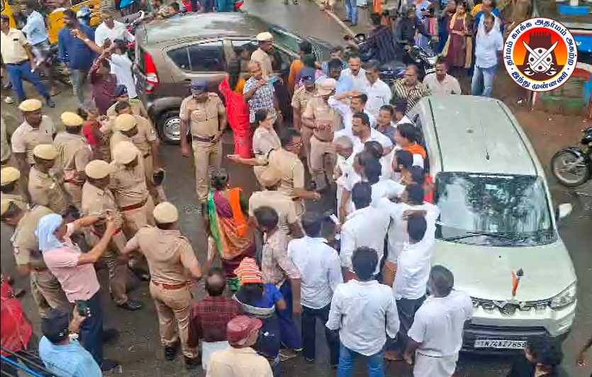 hindumunnani_tn's tweet photo. திருவட்டார் ஒன்றியத்திற்கு உட்பட்ட திருவட்டார் வட்டம், வேர்கிளம்பி பஞ்சாயத்து, மேக்கோடு கிராமம், #மாத்தூர் #தொட்டிபாலம் அருகில் நீதிமன்ற உத்தரவை மதிக்காமல் சட்டவிரோத கிறிஸ்தவ கட்டிடத்தில் வழிபாடு நடைபெற்று வந்தது..

சட்ட விரோத கட்டிடத்தை உடனடியாக பூட்டி, சீல் வைக்க, இதுவரையும் எந்த நடவடிக்கை  எடுக்கப்படாததால், காங்கரை சந்திப்பில் மறியல் போராட்டத்தில் ஈடுபட்ட மாவட்ட தலைவர் வழக்கறிஞர் V.S.ஆறுமுகம் உட்பட மாவட்ட, ஒன்றிய பொறுப்பாளர்கள் கைது செய்யப்பட்டு திருவட்டார் பகுதியில் உள்ள திருமண மண்டபத்தில் அடைத்து வைத்துள்ளனர்..

#திருவட்டார் #சட்டவிரோத_சர்ச் #சாலைமறியல் #கைது #இந்துமுன்னணி