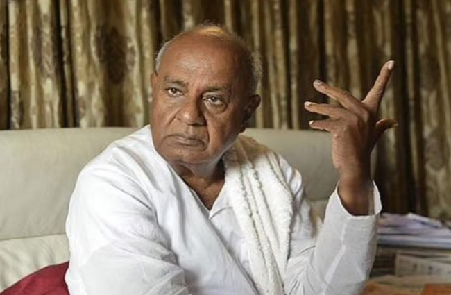 fareeha__syed's tweet photo. Viral Leak Alert 🚨
A leaked video of H. D. Deve Gowda the former Prime Minister of India’s son has surfaced online, sparking widespread public attention and embarrassment for the family.  
Deve Gowda has now directed authorities to remove the clip from all platforms ASAP 🔥