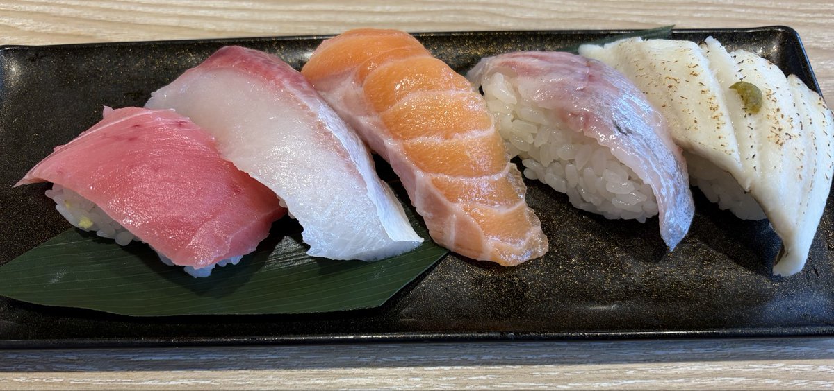 takimoaiko's tweet photo. 今日のお昼は銚子丸
劇団セット 涼風（中とろ、ヒラマサ、オーロラサーモン、八幡イサキ、穴子）
八幡イサキはすごく脂がのって美味しかった！ ヒラマサもGood。
穴子もいつもと違う感じで‥
結局全部美味しかった！
ごちそうさま🎵
#銚子丸 https://t.co/0XBNn7hLuv