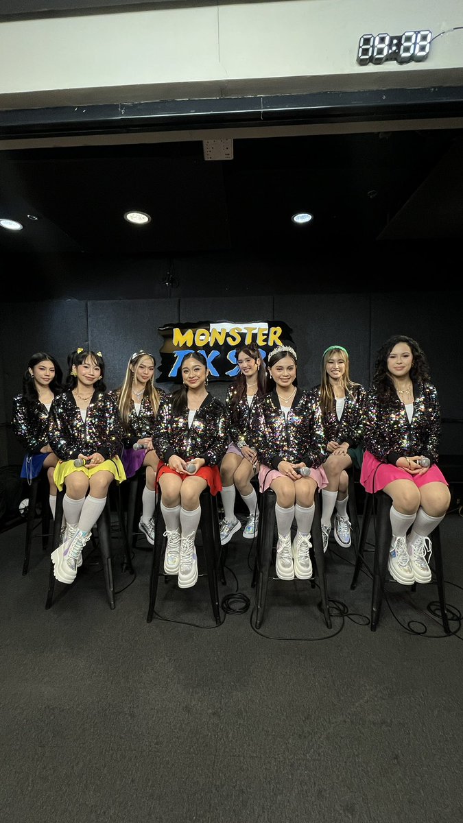 RX931's tweet photo. MEI MEI is here to say "Hello pooo!" this #FANtasticFriday 💗 They're going #AllOut on their much-awaited debut as the newest girl group 🌟 #MEIMEIGoesAllOut
Tune in 📻: https://t.co/OTgSjlJkbF https://t.co/iqL4rJ4Iy4