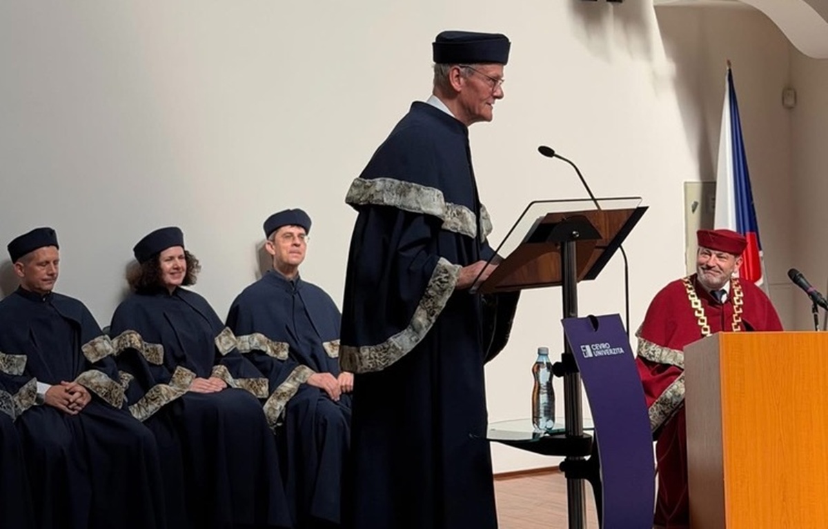 DAkademie's tweet photo. 🎓 Od knihtisku k AI
Cyril Svoboda na CEVRO Univerzitě:
Gutenberg změnil svět – ale umožnil i manipulaci a třicetiletou válku.
Dnes: AI zkracuje čas na vteřiny. Kvalitu nahrazuje množství.
"Nenechte se oblbnout množstvím. Chtějte kvalitu."
📖 https://t.co/mT1VxLqEV0
#CEVRO #vzdělávání