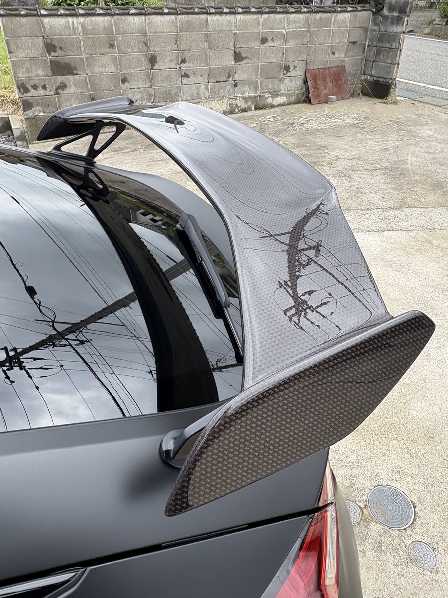 rix_dazo's tweet photo. うちのシビックは純正のカーボンウィング
付いてますがこれまじでカッコいいです

形がめっちゃ自分好みで気に入ってます

ちなみに36万するぽいです笑

#FL5 https://t.co/938DylKjwC
