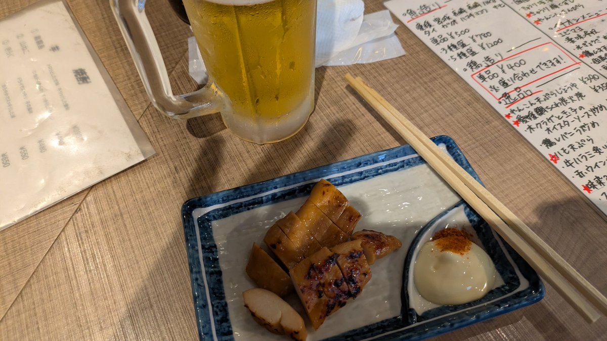 Niboshi_Lo's tweet photo. 職場近くの居酒屋で軽く飲むなど
ビール２杯、魚の煮付け、ささみ一夜干しで1200円弱
うーん、安い！ https://t.co/r7wNnzeYaq