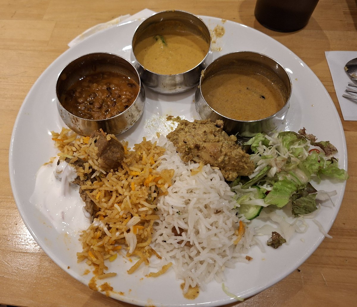 ajitakechanman7's tweet photo. ルシ インドビリヤニ神保町店のフライデーランチビュッフェ。
マトンビリヤニはもちろん美味しかったけど、今日の目当てはココナッツライス。オクラとナッツのカレーをかければ幸せのかぎり😋
〆は社長さんにお薦めされた、三角おにぎり型サモサと、もこもこのカッピ。
ご馳走さまでした😋 https://t.co/1MmvTLIfDG