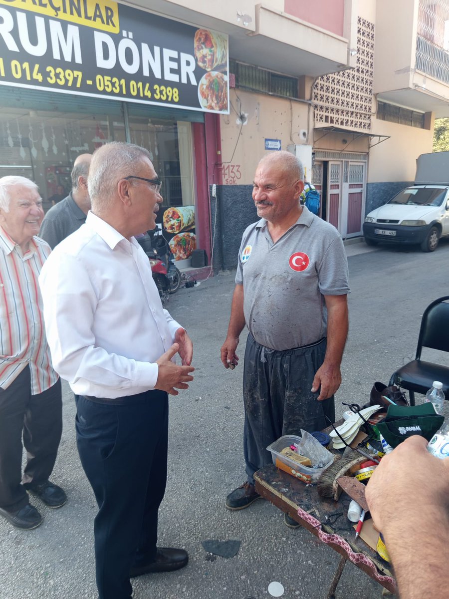 CelikcanMahmut's tweet photo. Orhan Kemal Bulvarı Esnaflarından ayakkabı tamircileri ikisinin de adı Mustafa Usta karşılıklı rızıklarını temin etmeye çalışıyorlar.Bende ayakkabı tamircisi bir babanın oğlu olarak yıllarca yaptığım bu mesleğin erbablarını ziyaret ederek nostalji yaşadım.Teşekkür ediyorum. https://t.co/neK1uwOQUr