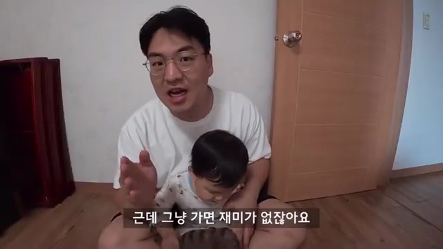 J90236317's tweet photo. 운전대에서 손을 뗀 테슬라가 군 검문소 앞으로 굴러간다. 창문을 내리자 군인이 묻는다. "성함이 어떻게 되세요?" 민통선 안에서 FSD를 켜면 실제로 벌어지는 일이다.

유튜버 세계는요지경이 오늘 올린 실험인데 결과가 묘하다. 북한 접경은 보안상 상세 지도가 제공되지 않아서, 내비에 목적지를 찍으면 "남은 거리 0km" 오류가 뜨고 가지도 않은 곳에 도착 처리가 돼버린다. 그런데 지도가 끊긴 길에서도 FSD는 도로만 보이면 그냥 간다. 목적지 없이 자율주행만 켰더니 군 초소가 보이는 도로 끝까지 직진해 들어갔고, 검문소 앞 정차와 통과까지 알아서 해냈다.

지도로 달리는 차가 아니라 눈으로 달리는 차라는 걸 이보다 잘 보여주는 실험이 없다. 대한민국 지도가 끝나는 지점까지, 카메라는 갔다.