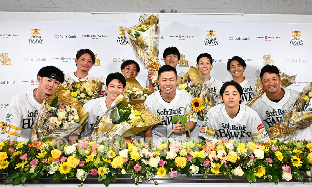kyuspo's tweet photo. 【鷹フォト】引退会見で仲間と共に。
#sbhawks
#中村晃 https://t.co/89BzmDbXMR