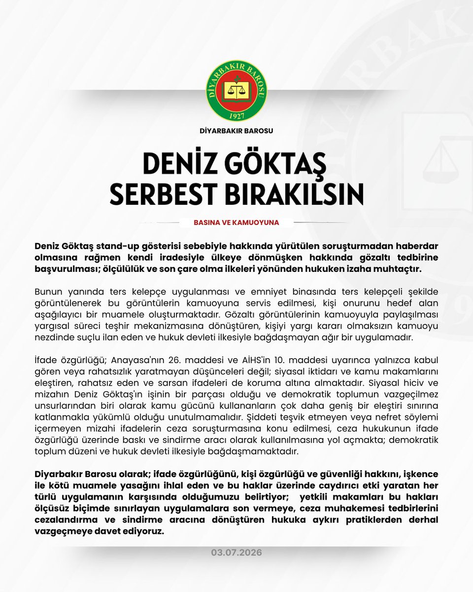 Diyarbakirbaro's tweet photo. DENİZ GÖKTAŞ SERBEST BIRAKILSIN

Deniz Göktaş stand-up gösterisi sebebiyle hakkında yürütülen soruşturmadan haberdar olmasına rağmen kendi iradesiyle ülkeye dönmüşken hakkında gözaltı tedbirine başvurulması; ölçülülük ve son çare olma ilkeleri yönünden hukuken izaha muhtaçtır. 

Bunun yanında ters kelepçe uygulanması ve emniyet binasında ters kelepçeli şekilde görüntülenerek bu görüntülerin kamuoyuna servis edilmesi, kişi onurunu hedef alan aşağılayıcı bir muamele oluşturmaktadır. Gözaltı görüntülerinin kamuoyuyla paylaşılması yargısal süreci teşhir mekanizmasına dönüştüren, kişiyi yargı kararı olmaksızın kamuoyu nezdinde suçlu ilan eden ve hukuk devleti ilkesiyle bağdaşmayan ağır bir uygulamadır.

İfade özgürlüğü; Anayasa'nın 26. maddesi ve AİHS'in 10. maddesi uyarınca yalnızca kabul gören veya rahatsızlık yaratmayan düşünceleri değil; siyasal iktidarı ve kamu makamlarını eleştiren, rahatsız eden ve sarsan ifadeleri de koruma altına almaktadır. Siyasal hiciv ve mizahın Deniz Göktaş'ın işinin bir parçası olduğu ve demokratik toplumun vazgeçilmez unsurlarından biri olarak kamu gücünü kullananların çok daha geniş bir eleştiri sınırına katlanmakla yükümlü olduğu unutulmamalıdır. Şiddeti teşvik etmeyen veya nefret söylemi içermeyen mizahi ifadelerin ceza soruşturmasına konu edilmesi, ceza hukukunun ifade özgürlüğü üzerinde baskı ve sindirme aracı olarak kullanılmasına yol açmakta; demokratik toplum düzeni ve hukuk devleti ilkesiyle bağdaşmamaktadır.

Diyarbakır Barosu olarak; ifade özgürlüğünü, kişi özgürlüğü ve güvenliği hakkını, işkence ile kötü muamele yasağını ihlal eden ve bu haklar üzerinde caydırıcı etki yaratan her türlü uygulamanın karşısında olduğumuzu belirtiyor;  yetkili makamları bu hakları ölçüsüz biçimde sınırlayan uygulamalara son vermeye, ceza muhakemesi tedbirlerini cezalandırma ve sindirme aracına dönüştüren hukuka aykırı pratiklerden derhal vazgeçmeye davet ediyoruz.