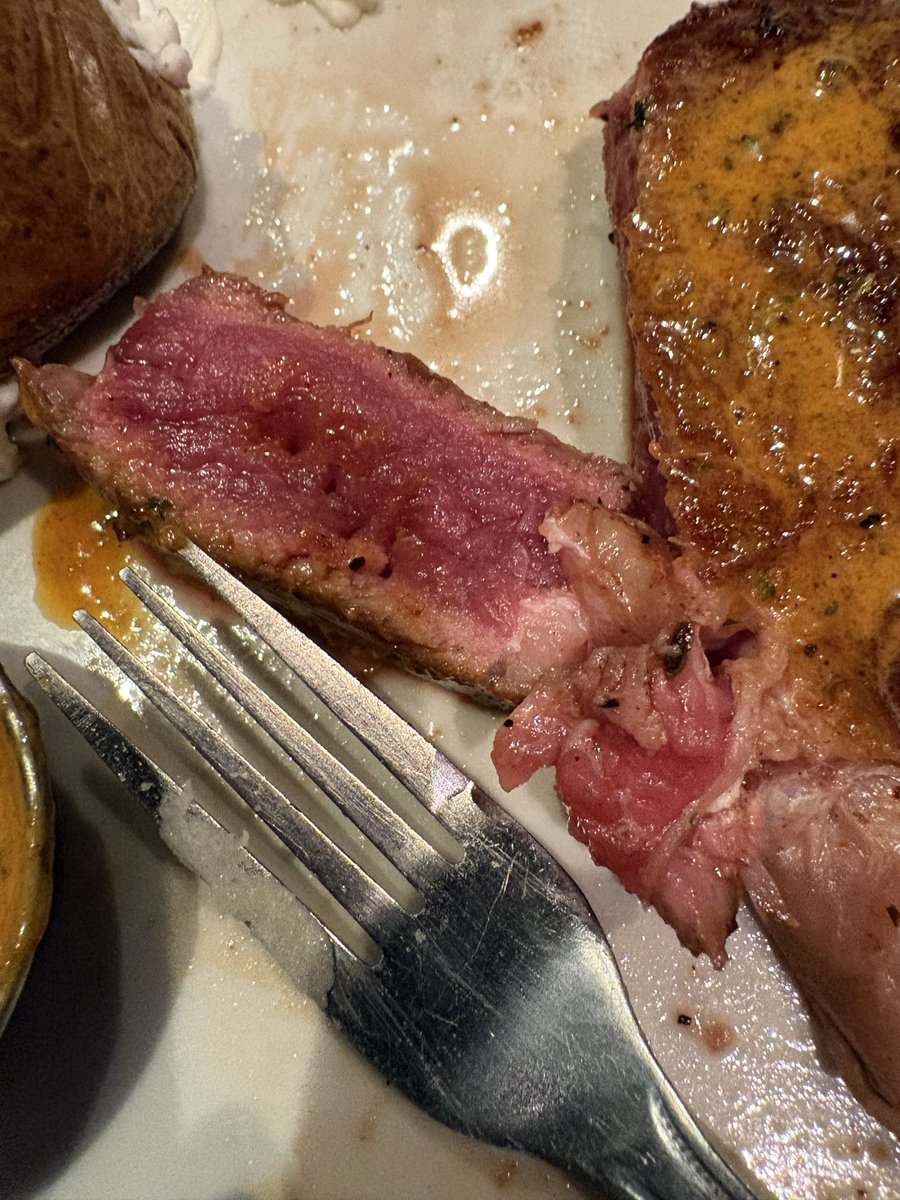 Mistyfallsss's tweet photo. Ok so I normally try not to complain but like.. I asked for medium rare and the bitch is still mooing-

Good steak though! https://t.co/3emJaWbRqD