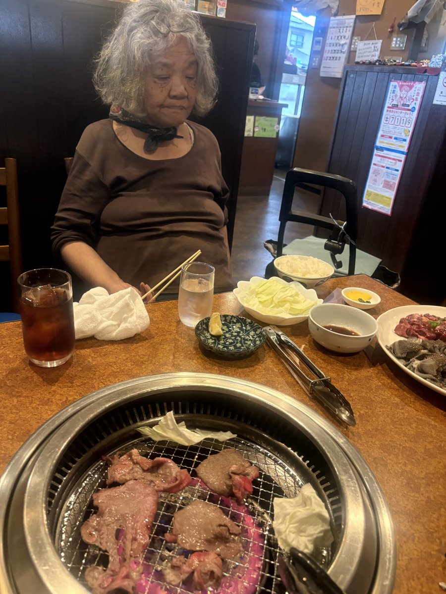 zensuehiro's tweet photo. ボーナスが出たぞ〰️‹‹\(´ω` )/››

って事で毎回の恒例オカンに美味いもん食わしてやる‹‹\(´ω` )/››

今回はええ肉が食いたいらしく焼肉🍖🍖🍖 https://t.co/F5LIYmbdg8