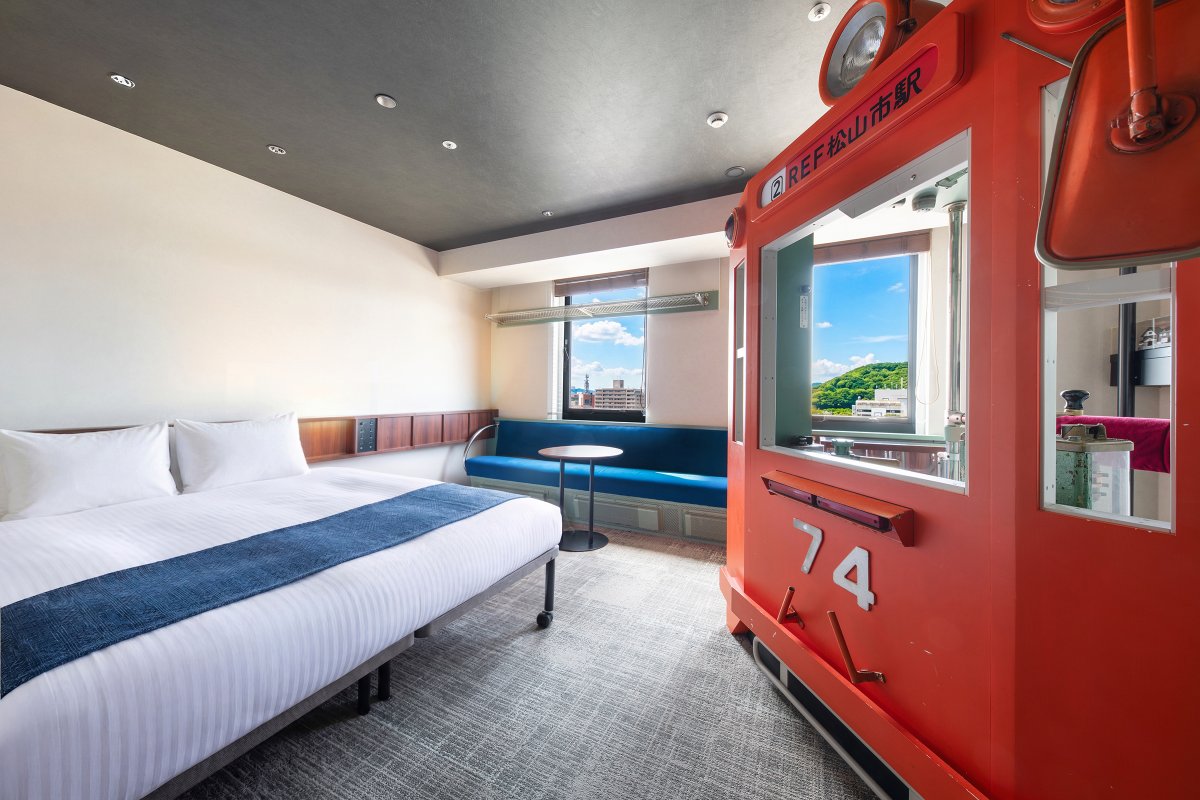 vesselhotels's tweet photo. お部屋に伊予鉄ドカーーーー！のびっくりルームでゆっくりお休みいただいた後、愛媛グルメもりだくさんの朝食を満喫してください🍊(5種類のみかんジュースのみ比べが楽しみ放題です😉🍊✨️✨️) https://t.co/6hCnzeWi3I