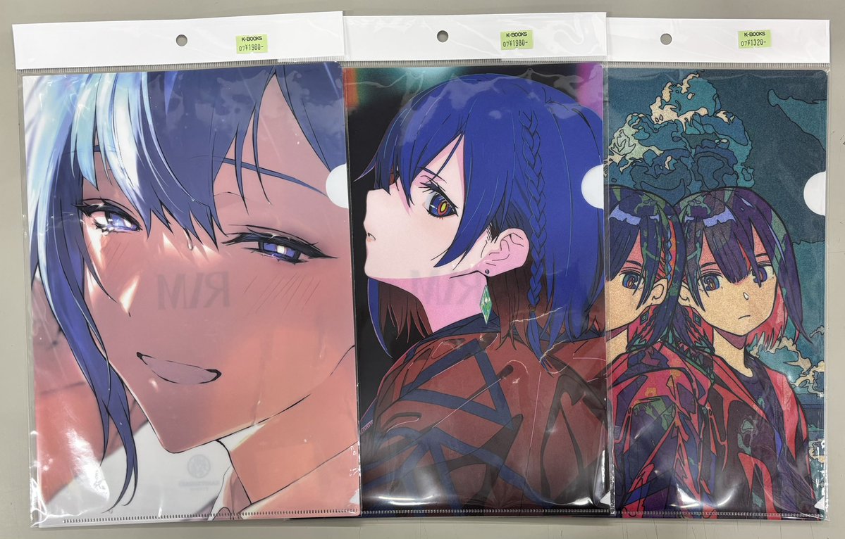 kb_akb_vs's tweet photo. 【入荷情報】
神椿スタジオ

理芽1st ONE-MAN Live「ニューロマンス」公式ライブグッズ

歌ってみたイラストクリアファイルセット

まとまって入荷いたしました！！😆
秋葉原にお越しの際は是非当店まで！！
ラジオ会館3階にてお待ちしております！

#kbooks https://t.co/YKwyBM21VT