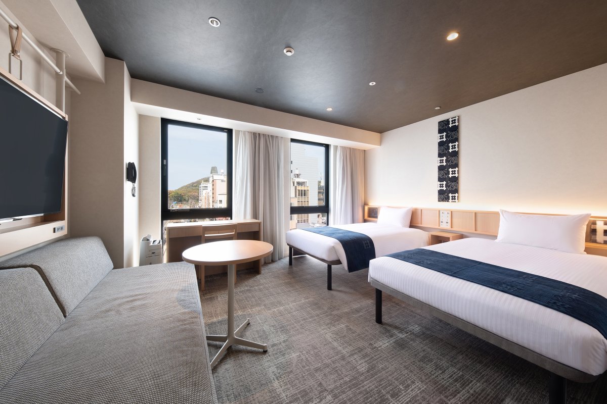 vesselhotels's tweet photo. お部屋に伊予鉄ドカーーーー！のびっくりルームでゆっくりお休みいただいた後、愛媛グルメもりだくさんの朝食を満喫してください🍊(5種類のみかんジュースのみ比べが楽しみ放題です😉🍊✨️✨️) https://t.co/6hCnzeWi3I