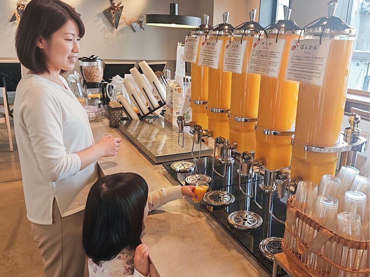 vesselhotels's tweet photo. お部屋に伊予鉄ドカーーーー！のびっくりルームでゆっくりお休みいただいた後、愛媛グルメもりだくさんの朝食を満喫してください🍊(5種類のみかんジュースのみ比べが楽しみ放題です😉🍊✨️✨️) https://t.co/6hCnzeWi3I