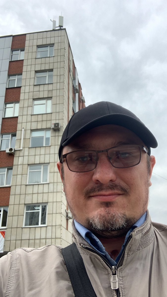 AnBrux's tweet photo. Это я. Мой вес 117 килограмм. Если этот пост наберет 500 лайков я навсегда откажусь от бургеров 🍔 ! Пусть твиттер решает мою судьбу 🙂 https://t.co/fMIcN4gHg5