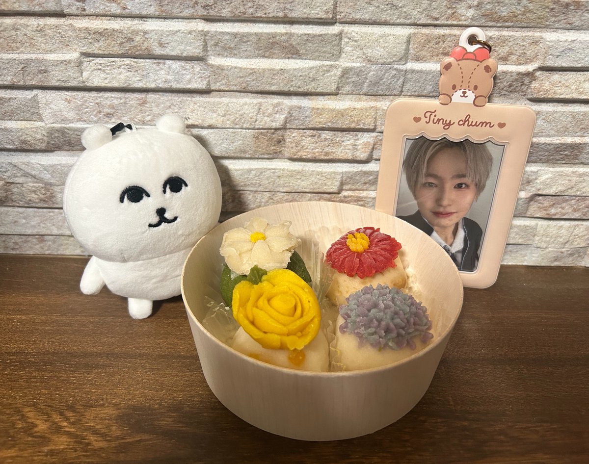 taku__bear's tweet photo. フラワーおはぎ専門店 Oh! huggy!!様でお取り寄せさせていただきました🎁⋆*

遠方に住んでいるため、ずっと「いつか食べてみたいな」と思いながらも購入を諦めていたのですが、オンライン販売をしてくださって本当に感謝でいっぱいです🥺🤍

メールのご返信もとても温かく、丁寧に包まれた紙袋や、おはぎの種類・食べ方が書かれた案内まで同梱されていてお心遣いが本当に嬉しかったです✨️

今度東京へ行く機会があれば、絶対に店舗へお伺いしておはぎを買いに行きます！
本当にありがとうございました💐
