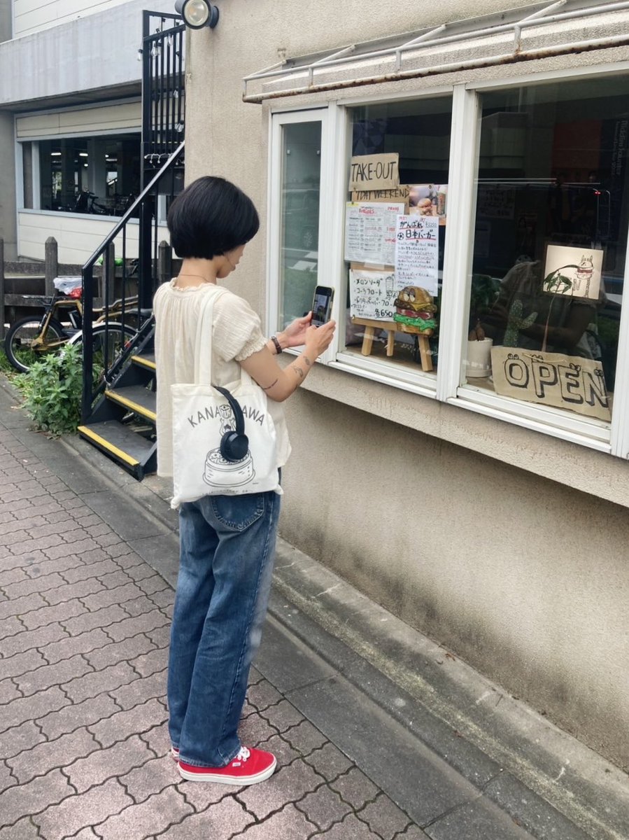 akiopole's tweet photo. ランチにグルメバーガー食べた！
渋谷のウーピーゴールドバーガー好きだったので懐かしい味だった🥹
女性はミニで充分かと思います😮‍💨ぜひに https://t.co/iiStUP02og