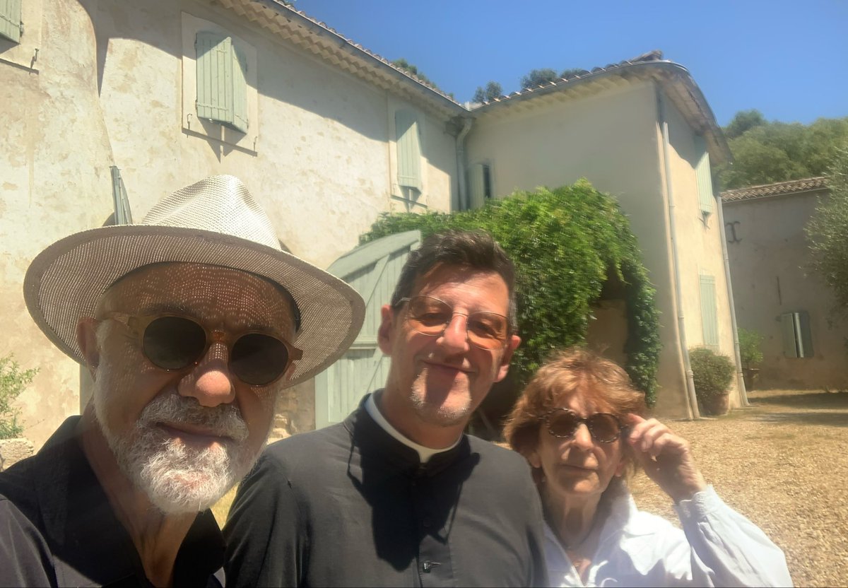 JMCambaceres's tweet photo. Accueil au #masMathieu de #DonEmmanuel de #CommunautéSaintMartin curé des #SaintesMaries et #MarieMartet du Domaine d’Olympe, descendante du #GénéralBertrand fidèle de #Napoléon. La Communauté Saint Martin a soutenu Vatican2 mais a gardé soutanes et chants en latin. @VaticanNews https://t.co/K4XGwLYw01