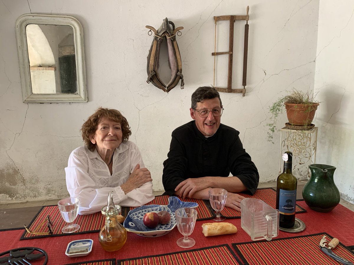 JMCambaceres's tweet photo. Accueil au #masMathieu de #DonEmmanuel de #CommunautéSaintMartin curé des #SaintesMaries et #MarieMartet du Domaine d’Olympe, descendante du #GénéralBertrand fidèle de #Napoléon. La Communauté Saint Martin a soutenu Vatican2 mais a gardé soutanes et chants en latin. @VaticanNews https://t.co/K4XGwLYw01