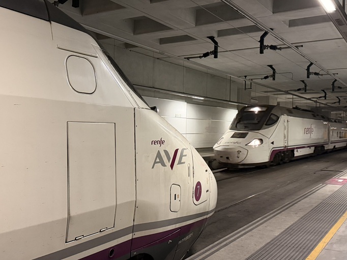 Renfe's tweet photo. Buen día.     
Bon dia.     
Egun on.     
Bo día.     
#Felizlunes y #felizsemana  

(Fotografía cortesía de @andres_4747. Muchas gracias, Andrés.) https://t.co/f1Jmx5sAg6