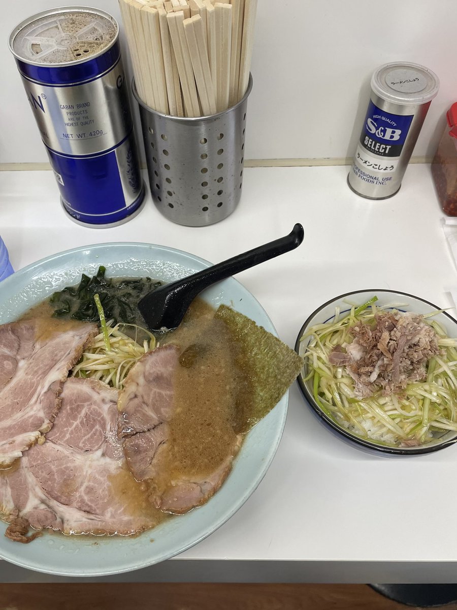 XkwcR's tweet photo. 小金井のラーメン食堂 椿に行ってきたよ
麺は中細のパツパツ麺でラーショらしいスープも美味しい♡そしてネギ飯が最高かよ(*^^*)最近ラーメンばっかり食べてるなぁ💦また行くぜ https://t.co/fLRowRbHxT