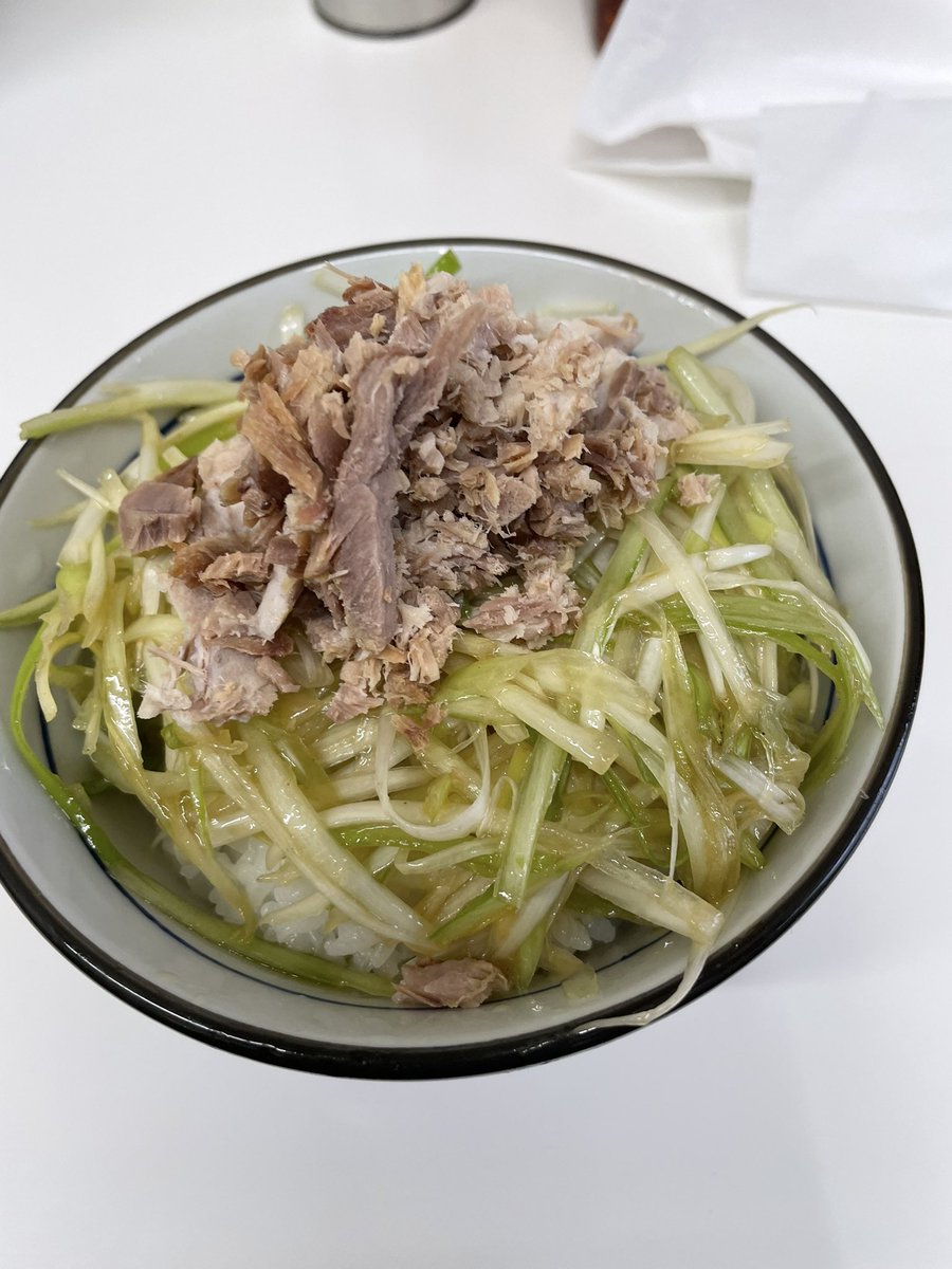XkwcR's tweet photo. 小金井のラーメン食堂 椿に行ってきたよ
麺は中細のパツパツ麺でラーショらしいスープも美味しい♡そしてネギ飯が最高かよ(*^^*)最近ラーメンばっかり食べてるなぁ💦また行くぜ https://t.co/fLRowRbHxT
