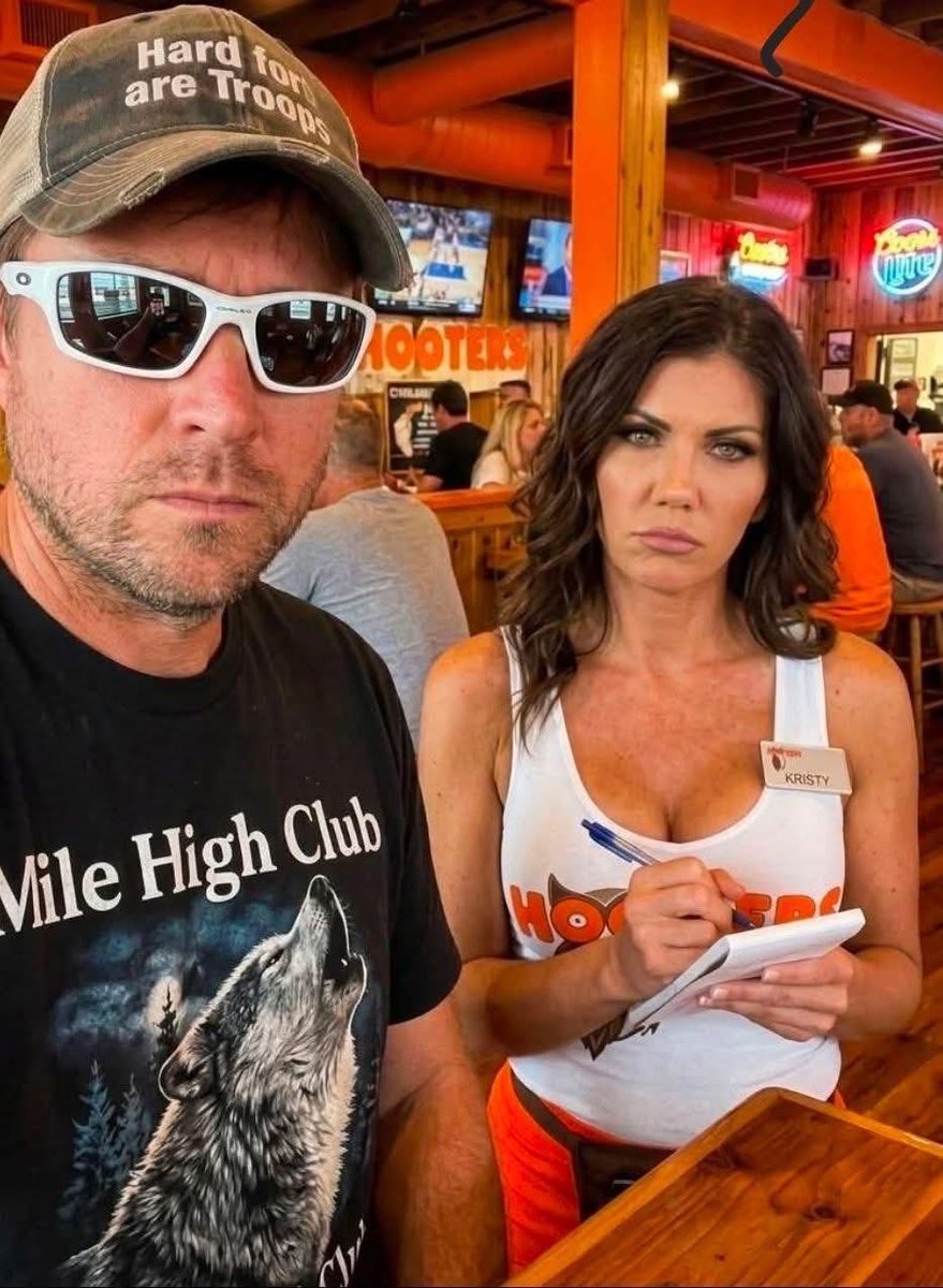 70sNFLSuperPro's tweet photo. Stopped by #Hooters today and made sure I tipped this little filly big! Just the tip… @Hooters https://t.co/2dDCdwtMnN