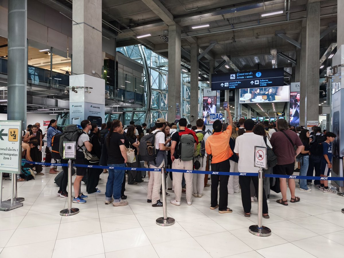 JUNGKONGTA's tweet photo. 🚨【タイ旅行行く人マジで注意して!!】

いま現在のバンコク・スワンナプーム空港、一般イミグレの列が完全に崩壊してます。この大混雑、フライト後に並ぶのは本当に修行レベル😱😱😱

もし「ビジネスクラス」や「ファーストクラス」で到着したなら、絶対に一般の列に並んじゃダメです🙅

実はここが最大の罠☝️
優先レーン（ファストトラック／プレミアムレーン）の入口は、この一般イミグレとは『全く別の場所』にあります。

よく分からずに人の流れに流されてこの大行列の最後尾に並んでしまうと、せっかくのビジネスの特権をドブに捨てることになってしまいます😱

降機したらイミグレーションの「Premium Lane」の専用入口へ向かってください👍

これからバンコク行く人は今すぐ保存、周りでタイに行く人がいたら絶対教えてあげてください🙋