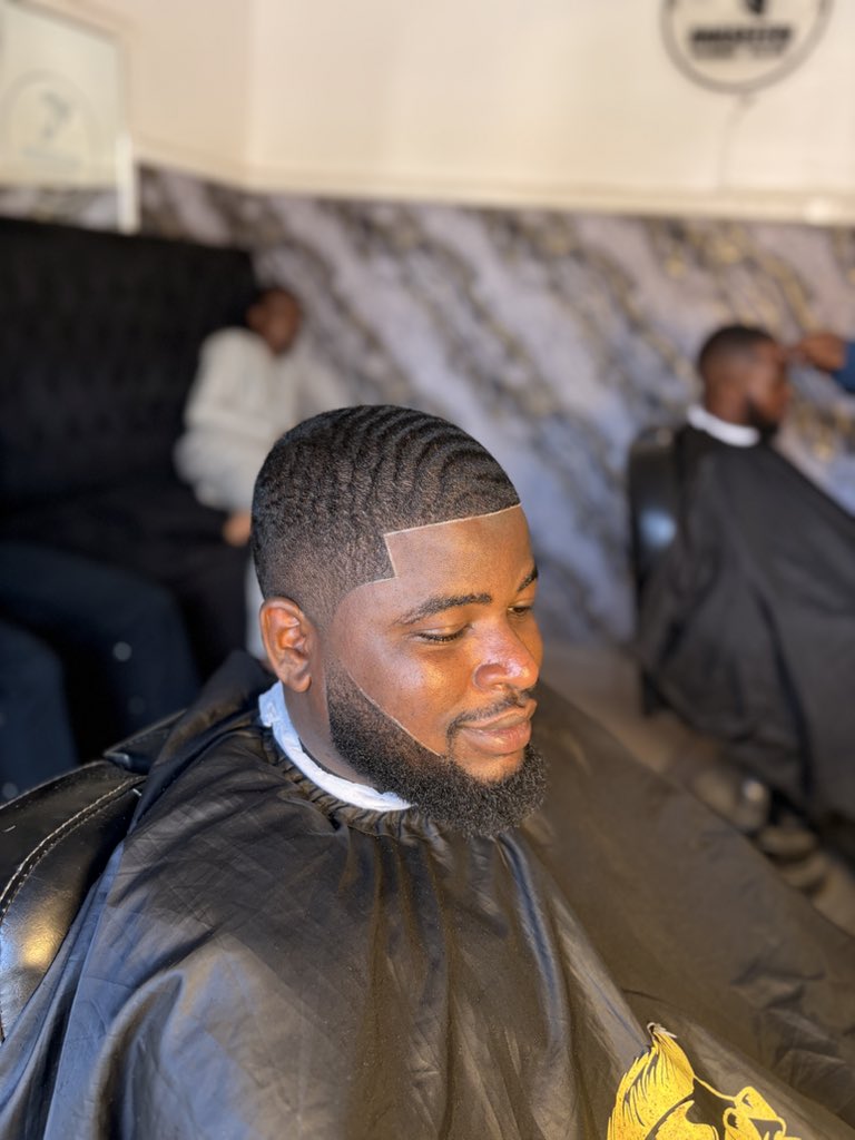 Anaseebi_1's tweet photo. Be honest with me guys, what haircut is this? https://t.co/dTOTeHz7zG