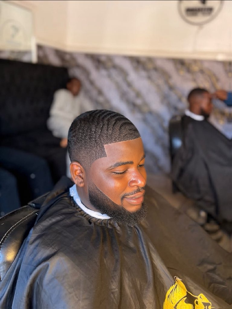 Anaseebi_1's tweet photo. Be honest with me guys, what haircut is this? https://t.co/dTOTeHz7zG