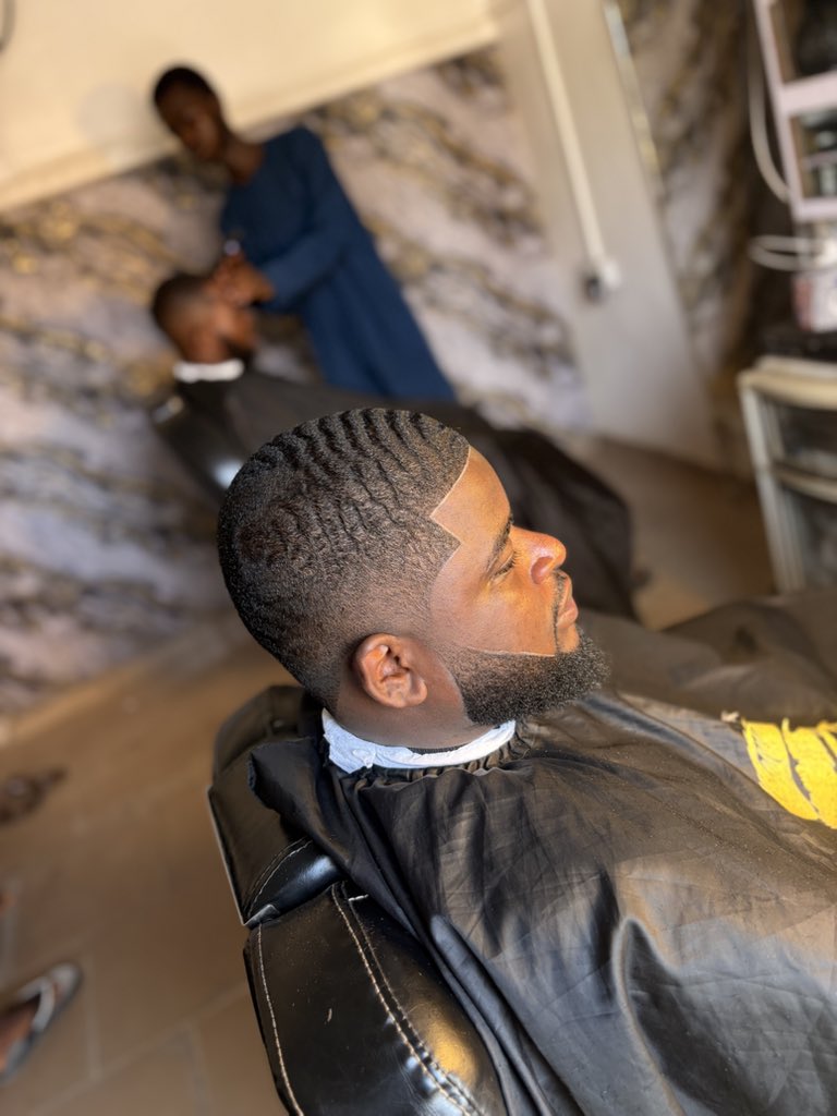Anaseebi_1's tweet photo. Be honest with me guys, what haircut is this? https://t.co/dTOTeHz7zG