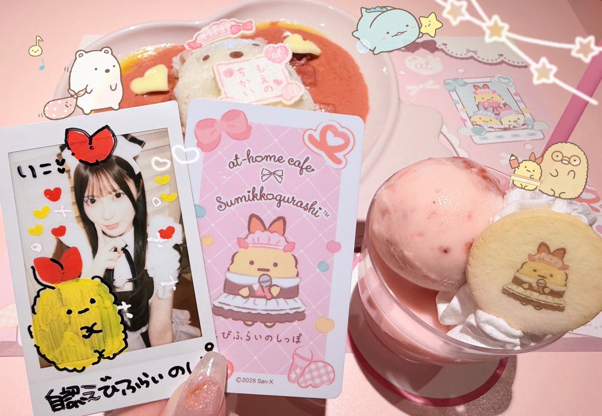 ukatikog's tweet photo. 🪄ꕀ️꙳ すみっコぐらし × あっとほぉーむカフェ🎀

くもりちゃんにえびふらいのしっぽ描いてもらってたからドリンクもチェキに合わせてえびふらいのしっぽ頼んだ🎶いちごミルクおいしかった꒰ ･-･ ꒱🍓次はとかげパフェ食べたい>⩊<

 #すみっコ_athomecafe https://t.co/hrjSLXQaiv