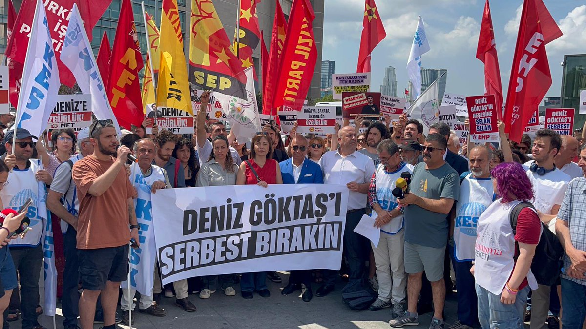 dayanismax's tweet photo. Deniz Göktaş'ın çıkarıldığı Çağlayan Adliyesi önündeyiz; kendi tiranlığını göstermek için halkın sanatçılarına, komedyenlerine saldıranlara karşı Deniz'in yanındayız!

Deniz Göktaş'ı Serbest Bırakın! https://t.co/NSOZdh6bah