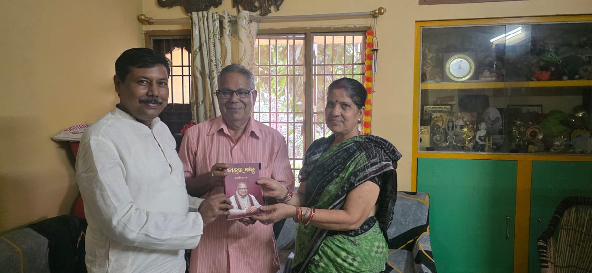KalandiSamal's tweet photo. ଡ଼ଃ ବସନ୍ତ କୁମାର ପଣ୍ଡାଙ୍କୁ "ଡାକ୍ତର ବାବୁ "ପୁସ୍ତକ ଅର୍ପଣ କଲି I
#kalandisamal https://t.co/Qf0ylKOLxX