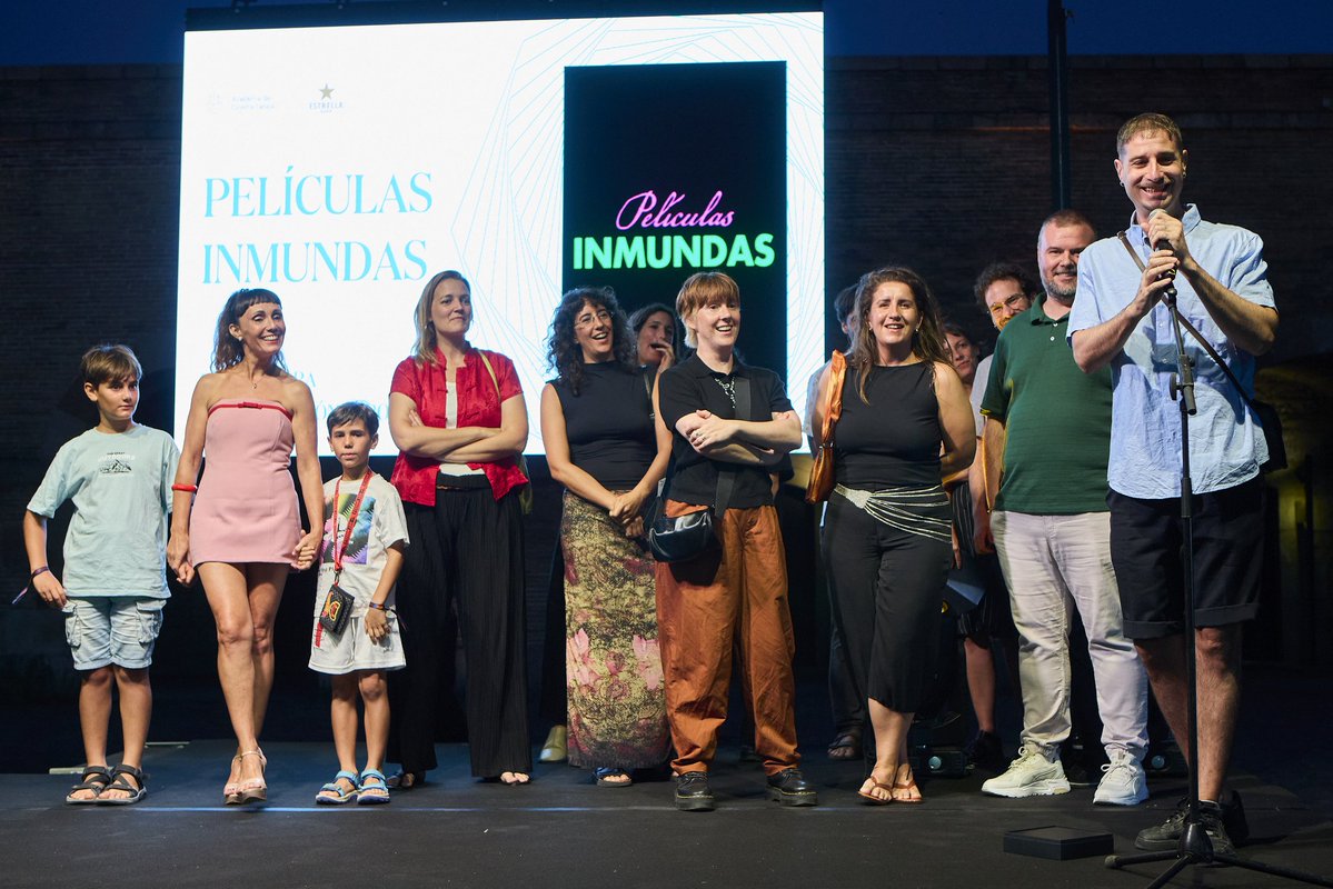 academiacinecat's tweet photo. ✨ La Festa d'Estiu de l'Acadèmia del Cinema Català ha acollit el lliurament del 13è Premi Pepón Coromina, que enguany ha distingit Películas Inmundas, la "falsa productora" de Marc Ferrer, amb una Menció Especial al Col·lectiu de Crítics de Cinema de Girona.

La vetllada també ha servit per compartir l'experiència dels participants del Catalyst for Talent i presentar els nous residents de la 5a edició de la Residència de Guions.

Llegeix més: https://t.co/JE6JNKz7oO