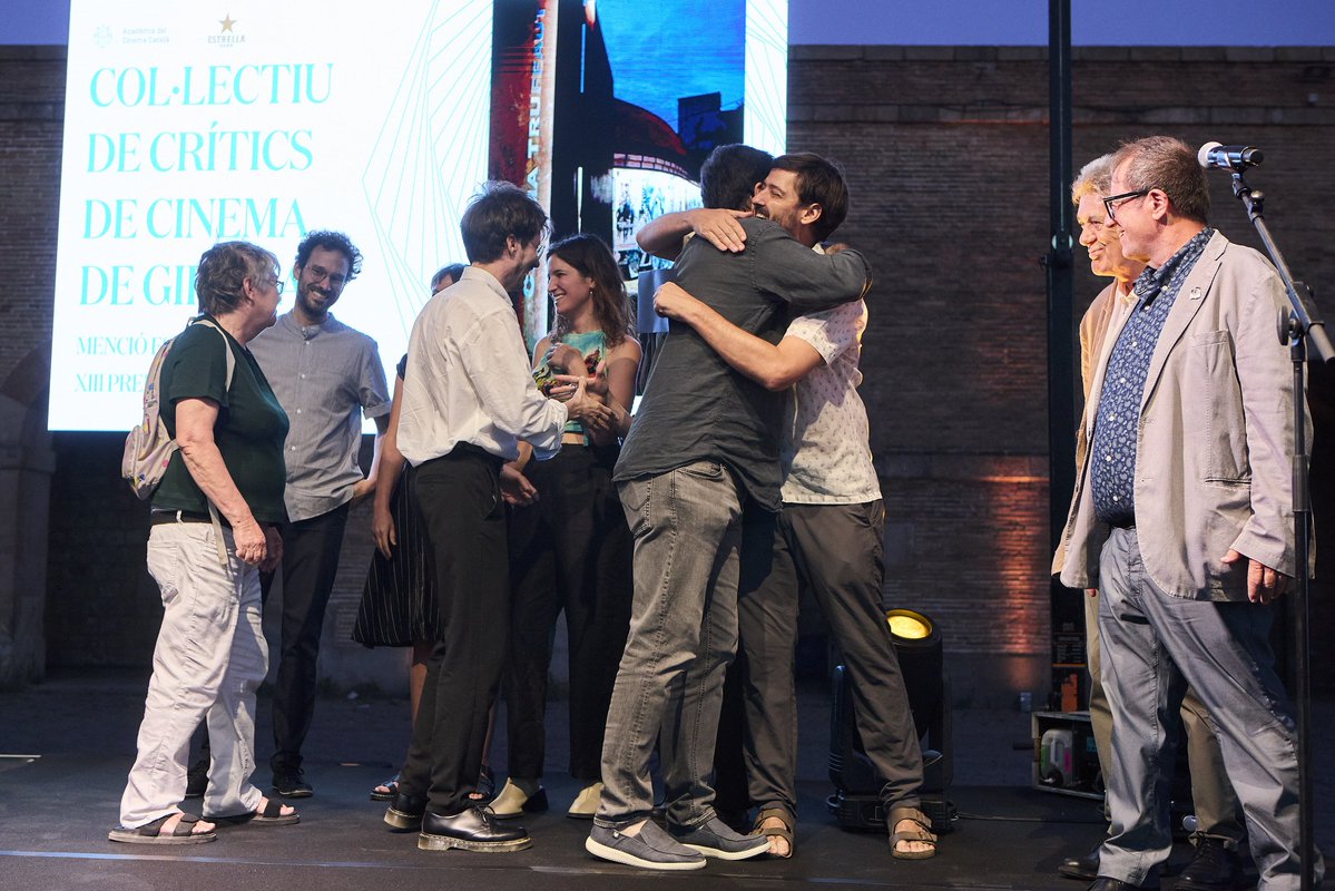 academiacinecat's tweet photo. ✨ La Festa d'Estiu de l'Acadèmia del Cinema Català ha acollit el lliurament del 13è Premi Pepón Coromina, que enguany ha distingit Películas Inmundas, la "falsa productora" de Marc Ferrer, amb una Menció Especial al Col·lectiu de Crítics de Cinema de Girona.

La vetllada també ha servit per compartir l'experiència dels participants del Catalyst for Talent i presentar els nous residents de la 5a edició de la Residència de Guions.

Llegeix més: https://t.co/JE6JNKz7oO