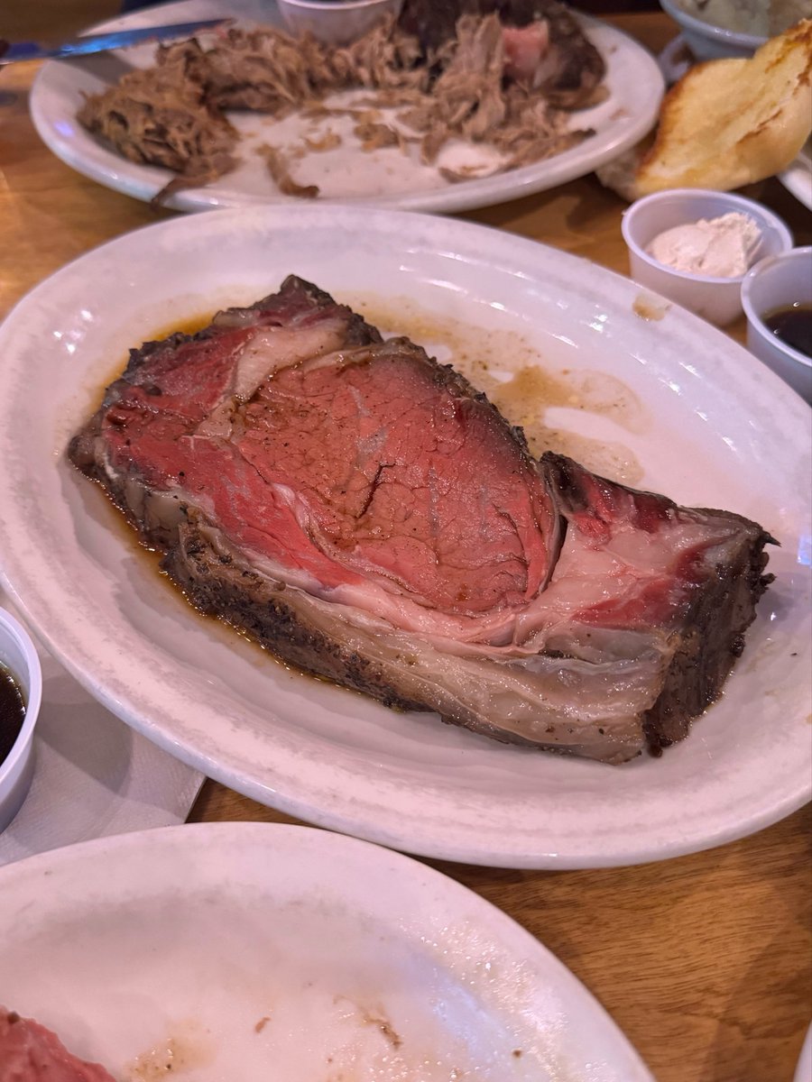 omoroitwt1985's tweet photo. 【神対応の罠】
アメリカのステーキ店で起きた「正直すぎる悲劇」。
454gの肉を頼んだら、食べてる途中に“もう1枚”届きました。

■ 誠実すぎるミス
名店『テキサス・ロードハウス』にて。
巨大な16oz（約454g）のステーキと格闘中、
店員が申し訳なさそうに新しい皿を持ってきた。

■ 衝撃の理由
「すみません、最初のは14oz（約397g）しかありませんでした。
なので、正しいサイズを焼き直しました！もちろんタダです！」
まさかの、たった「約57g」の不足でフルサイズを再提供。

■ 胃袋への攻撃
・最初の肉：約397g
・追加の肉：約454g（約5,300円分が無料）
目の前には合計「約850g」の肉の山。
「ラッキー」を超えて、もはや完食不可能な無理ゲーに。

■ 結論
日本の「おまけ」の概念を軽く超えてくる。
誠実さと豪快さが合わさると、人は胃もたれで死ぬ。

これがアメリカ流の「おもてなし」。
誠実さは嬉しいけど、まずは客の残りHPを心配してほしい。