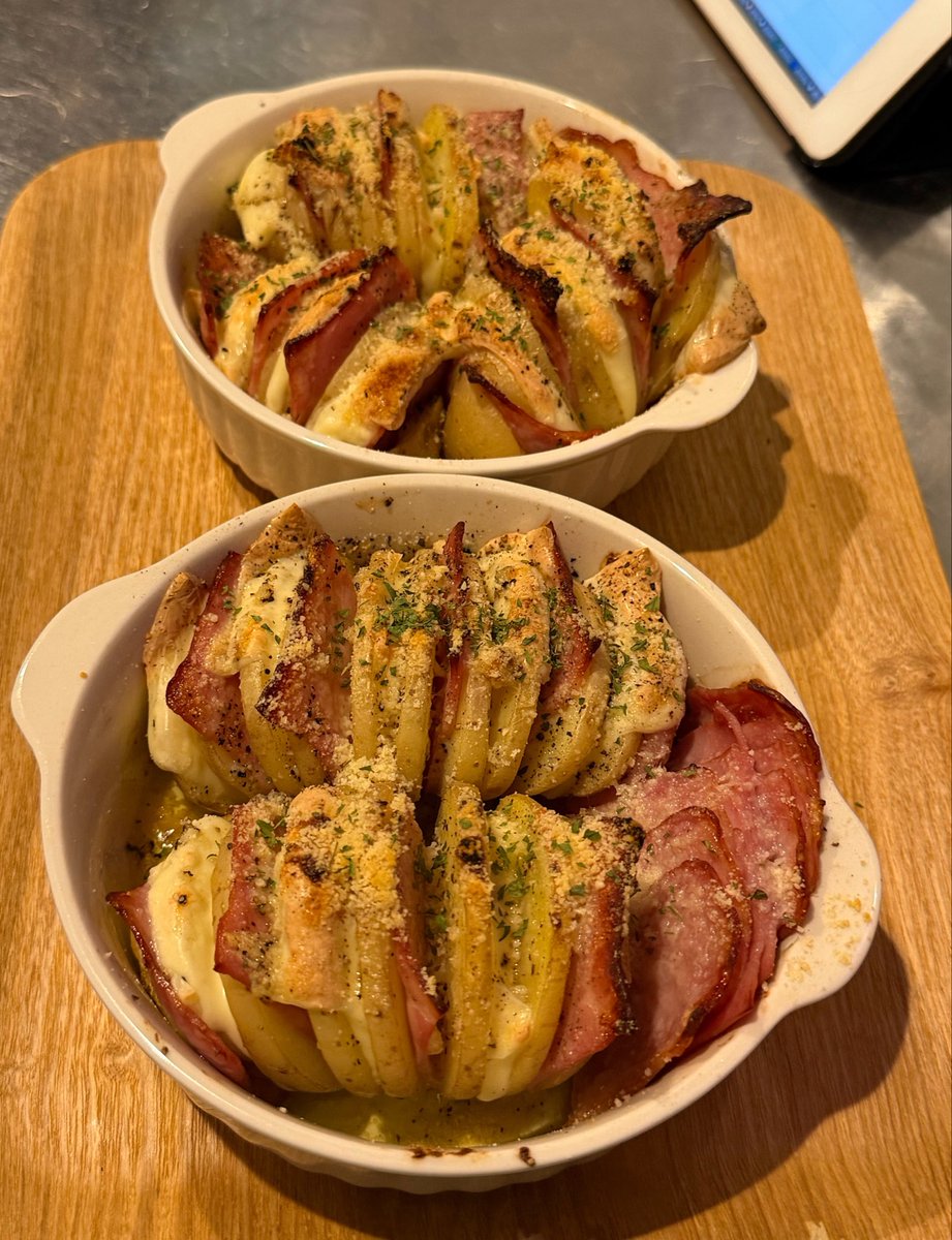 Montecito_Maid's tweet photo. 7/3(金) ☁️Montecito💝

ゆづ
ふに
ことの
しほ👩🏻‍🍳
のあ

🌟🌟🌟

👩🏻‍🍳日替わりメイド料理🍳

しほ作『ハッセルバックポテト』1,200円

🌟🌟🌟

藤沢の夜を彩る神奈川のメイドコンカフェ Montecito -

週末のひとときを優雅に🍸 https://t.co/6bnnyh2xV4