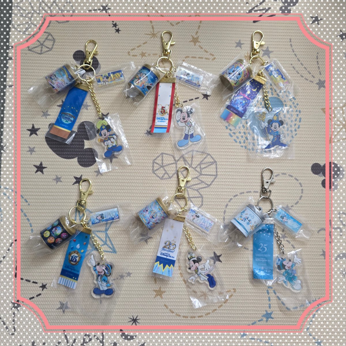 xcarinx's tweet photo. 昨日のシー楽しかった！
楽しみにしてたハーバーグリは雨キャンだったけど、10:40インなんていう出遅れた割にカプセルトイ2回行けて、交換してもらったおかげで全種揃ったし、やっぱり25周年衣装が大好き過ぎる…🥰
また行きたい笑 https://t.co/hCFNnN4P5U