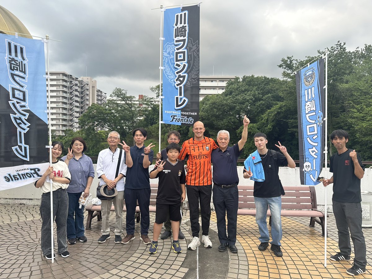 frontale_staff's tweet photo. 【#2026_27川崎商店街回り  新ゆりグリーンプラザ】
ダーセンのサイン会は商店会のみなさんと写真を撮り、無事に終了いたしました!!

恒例のハマデンさんの展示品へのサインもさせていただきました🐬

お越しいただいた皆さまありがとうございました!!

#frontale https://t.co/amktnJA58X