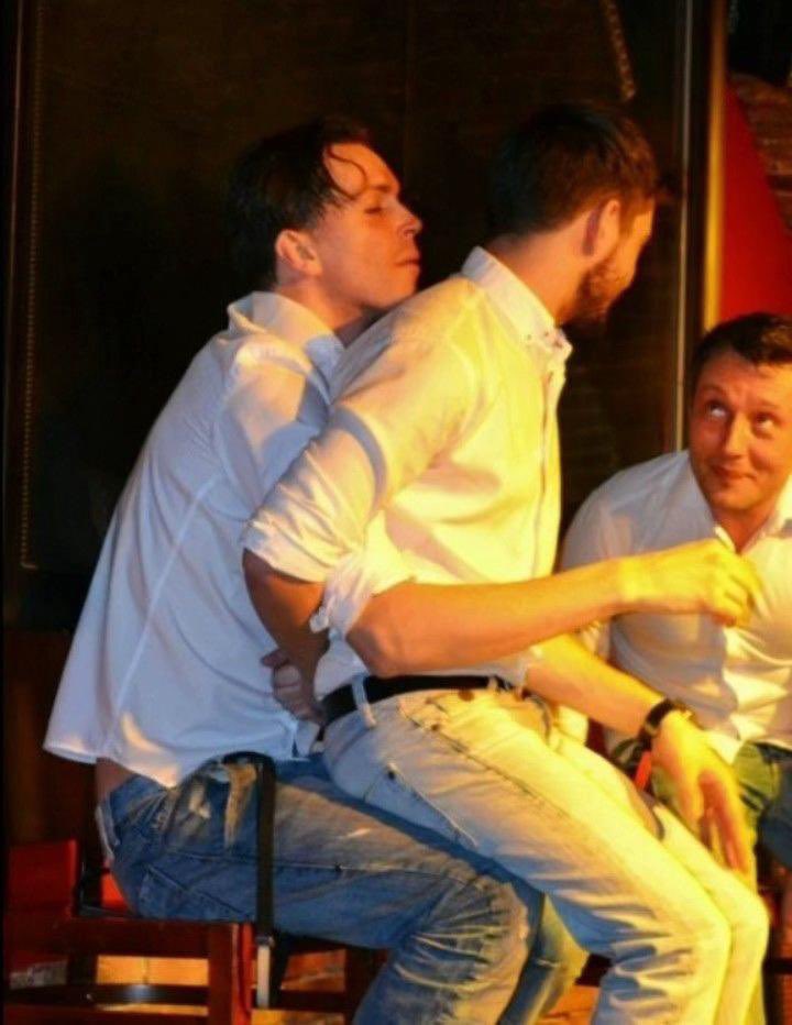 dariabeetle's tweet photo. для меня долго было тайной, как они проворачивали чужие руки с такой разницей в росте, а там… он сидит на коленках… господи боже мой https://t.co/H72ZgHidS2