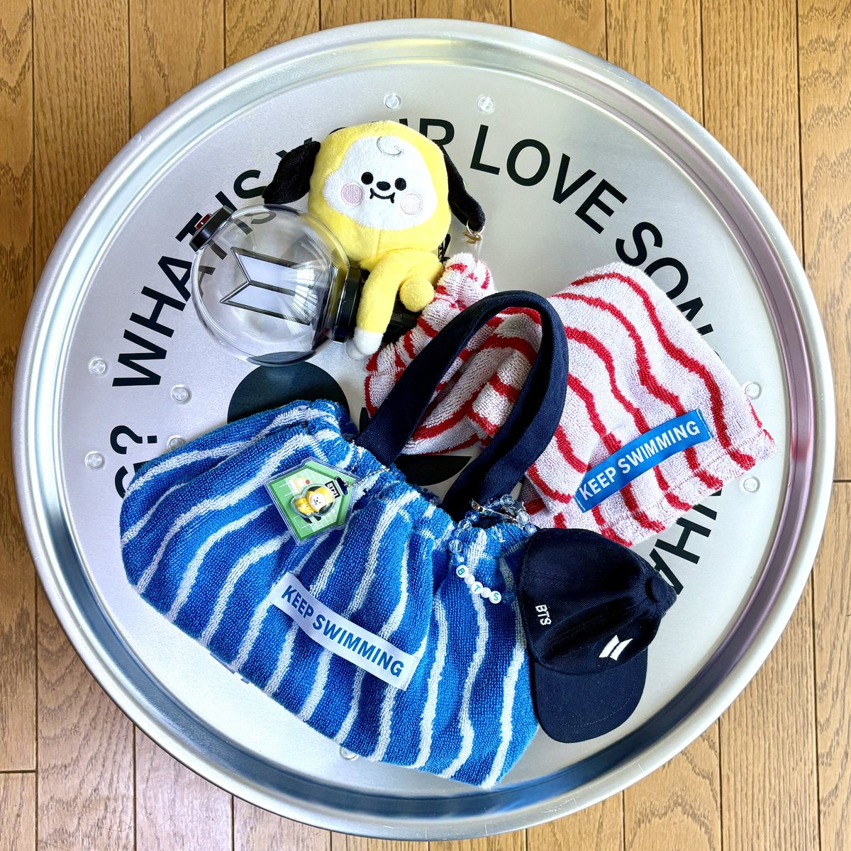 ARMINabtstro's tweet photo. 釜山ソンムルタオルをバッグにしてみた💙

ゼクシィ笑(300円😳)付録のミッフィトートに縫いつけてゴムを入れて簡単に可愛くできた✨
赤はアミボムケースにしたけどチミーが入りにくい笑バッグと同じ形に作り直そうかな…

LINE FRIENDSでもらったソファがもちみんにシンデレラフィット💖

#BTS_SWİM https://t.co/xljirM7iXy