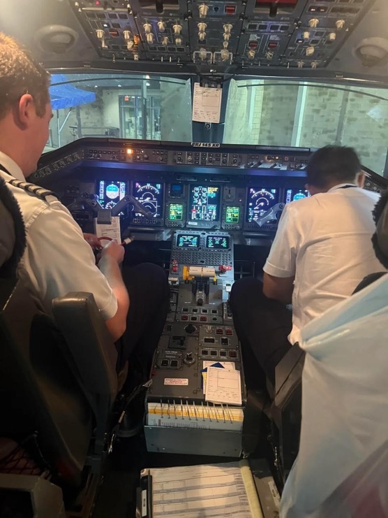 investorMM's tweet photo. 【話題】嵐で長時間遅延した米航空機、諦めず待った女性(20代)が「乗客たった1人」の貸切フライトを勝ち取ってしまう

■🇺🇸アメリカ（2026年6月下旬）
・激しい嵐で欠航や大遅延が相次ぐ中、粘り強く待ち続けた女性

・他の客が全員諦めた結果、小型機にまさかの「乗客1人」で離陸へ

・機体が軽すぎて重心が狂うため、客席に大量のサンドバッグ（重り）を積んで飛ぶ超レア事態に

■神対応
・CAさんが1人のためだけに爆笑しながら安全デモを実施

・機長も着陸後にコックピットを案内してくれる特別待遇で大満足の旅へ