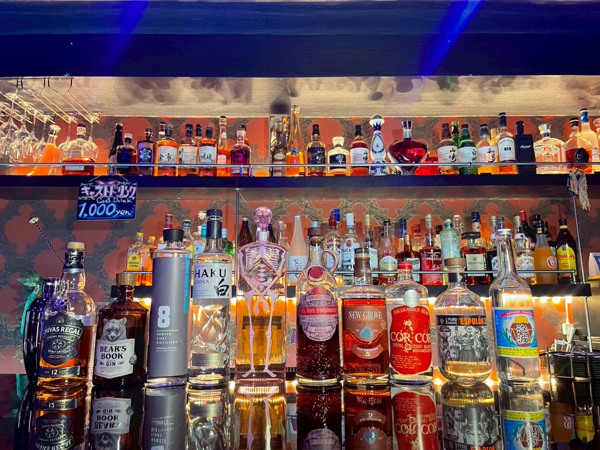 Wisteria0404's tweet photo. 本日のWisteriaは初イベント！

✨美酒の日🍸✨

写真(左)のテーブルに並んだお酒が
本日限りフリードリンクの仲間入り！

さらに本日ご来店頂いた方は有料のワンコインドリンク一杯サービスです♡

美味しいお酒を愛でる日、是非ともご一緒に😌✨

さい
きよ
やちよ

がお待ちしております👠✨ https://t.co/ON3kxQ9gNs