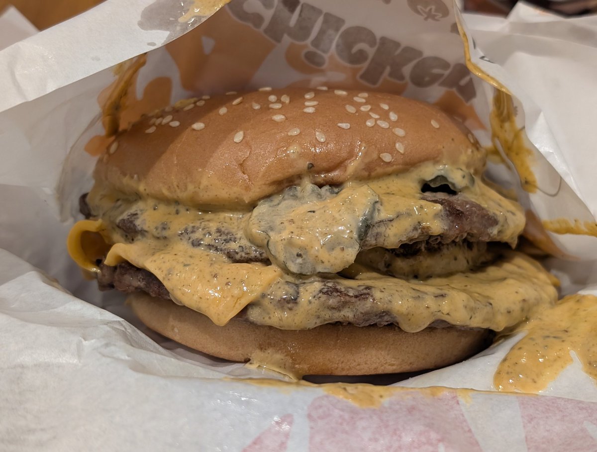 aoi_mokei's tweet photo. バーガーキング大好きオジサンなので、期間限定メニュー食べてる https://t.co/ezCMy5yRgG